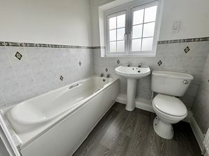 Main Bathroom- click for photo gallery